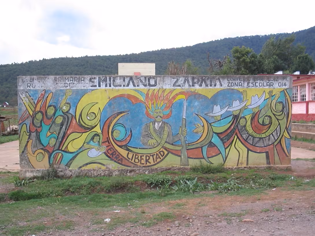 Mural Tierra y Libertad frente de la escuela primaria Emiliano Zapata, Santa María Lachixío (2008)